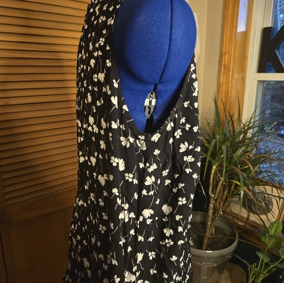 Old Navy Floral Black and White Women's Sleeveless Blouse - Picture 6 of 6